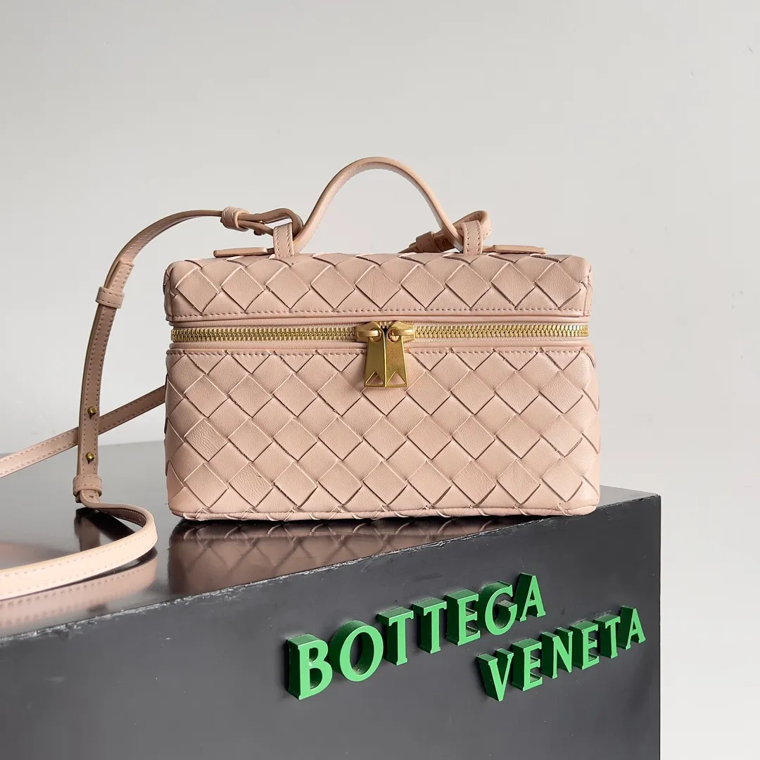 Batch 1360 Bottega Veneta 24 spring and summer woven zipper crossbody bag. A crossbody bag that can be used as a cosmetic bag. The exquisite weaving and compact body are an indispensable accessory for the upcoming summer. The double zipper also better protects the bag. It has a large capacity. If you like it, don’t miss it. Style number: 789109 Size: 22*12.5*5cm